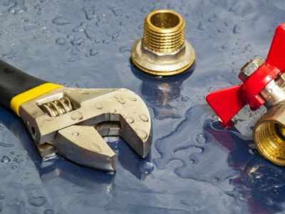 plumbing-faucet-wrench-water-drops-during-equipment-repair_192985-483
